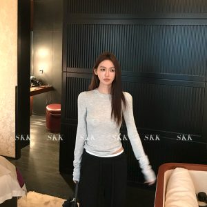 Wool Knit Slim-Fit Long Sleeve Round Neck U-Neck Base Layer Top for Women - Perfect for Early Spring Style and Layering