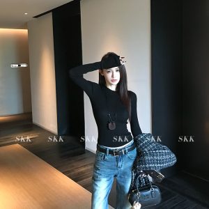 Wool Knit Slim-Fit Long Sleeve Round Neck U-Neck Base Layer Top for Women - Perfect for Early Spring Style and Layering