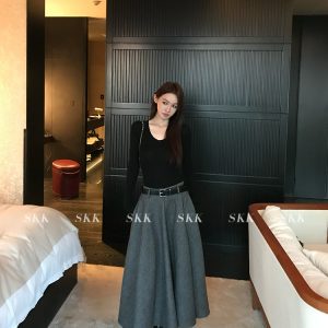 Wool Knit Slim-Fit Long Sleeve Round Neck U-Neck Base Layer Top for Women - Perfect for Early Spring Style and Layering