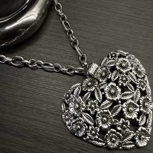 Y2K Hollow Heart Necklace - Long Sweetheart Collarbone Chain for Subculture Fashion - Heavy-Duty Sweater Accessory