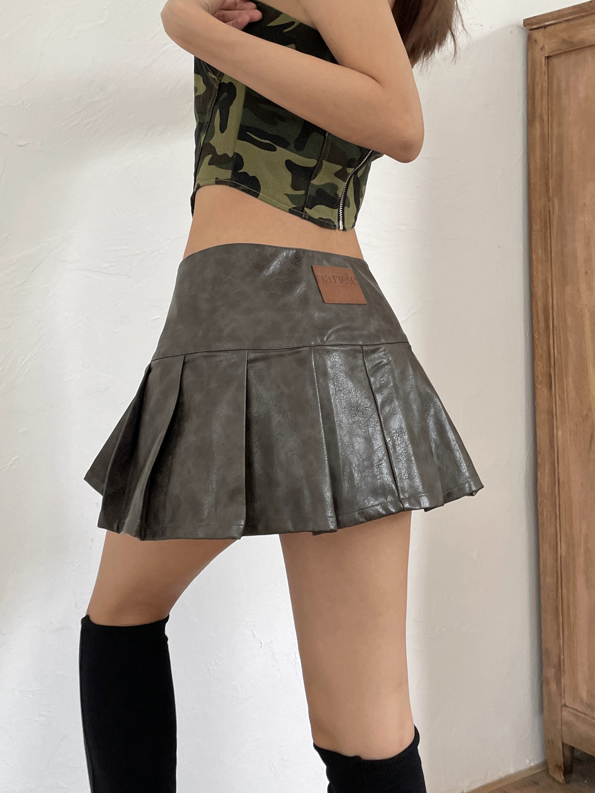 Y2K Mini Leather Skirt for Women - Retro American Style Ultra-Short Pleated Skirt, Sexy and Slimming Design