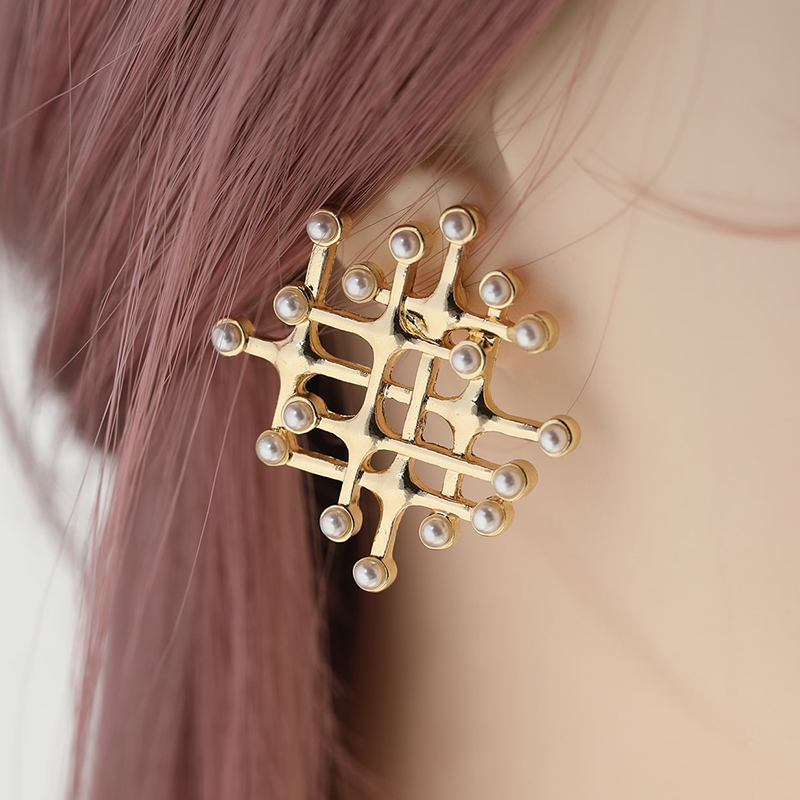 Yellow Hollow Mesh Alloy Earrings with Pearl Inlay, Niche Design, Fashionable & Versatile for Gatherings and Valentine's Day Gifts